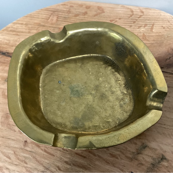 Vintage Solid Brass Ashtray - Unique Design - Beautiful Crafted of Solid Brass - Picture 4 of 11